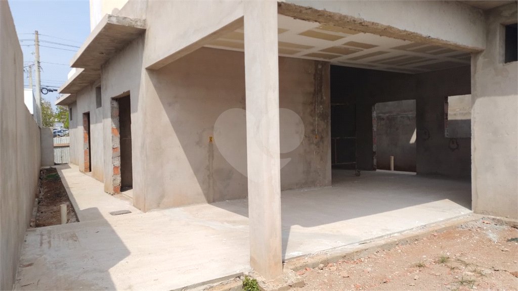 Casa térrea em fase de construção para venda no condomínio Quebec