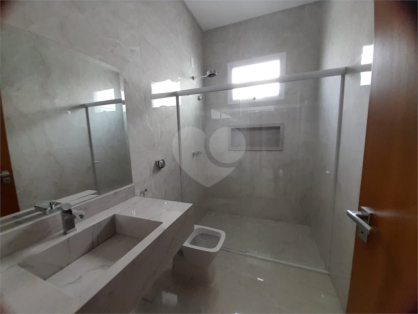 Belíssima Casa à Venda no Condomínio Damha IV