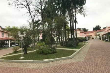 Casa à venda com 3 quartos, sendo 2 suítes, no condomínio Vila Borghese, São Paulo - SP
