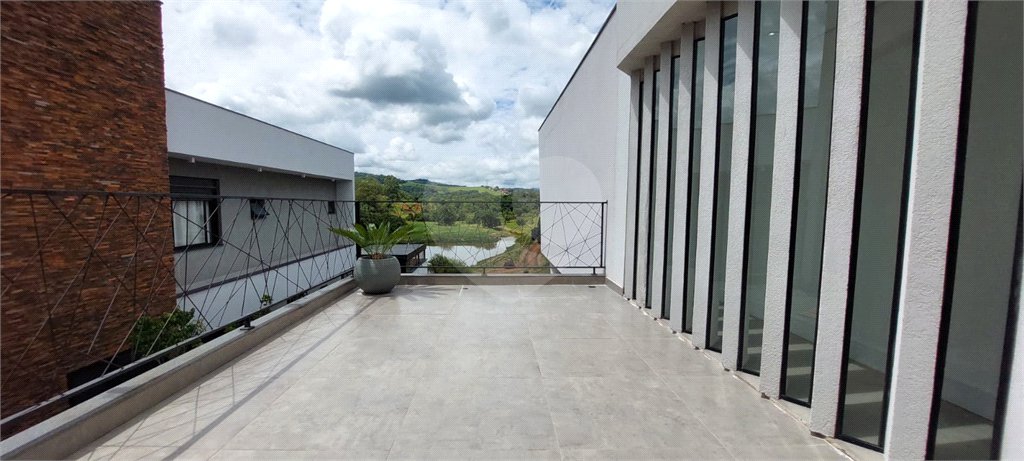 Casa à venda ou para alugar com 4 suítes no condomínio Figueira Garden, Atibaia - SP