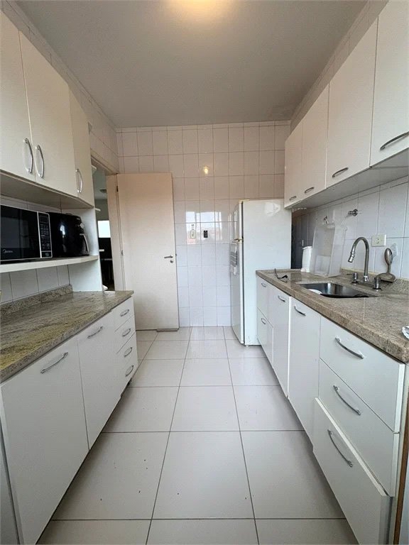 Casa à venda com 3 quartos, sendo 1 suíte, no condomínio New Village, Cotia - SP