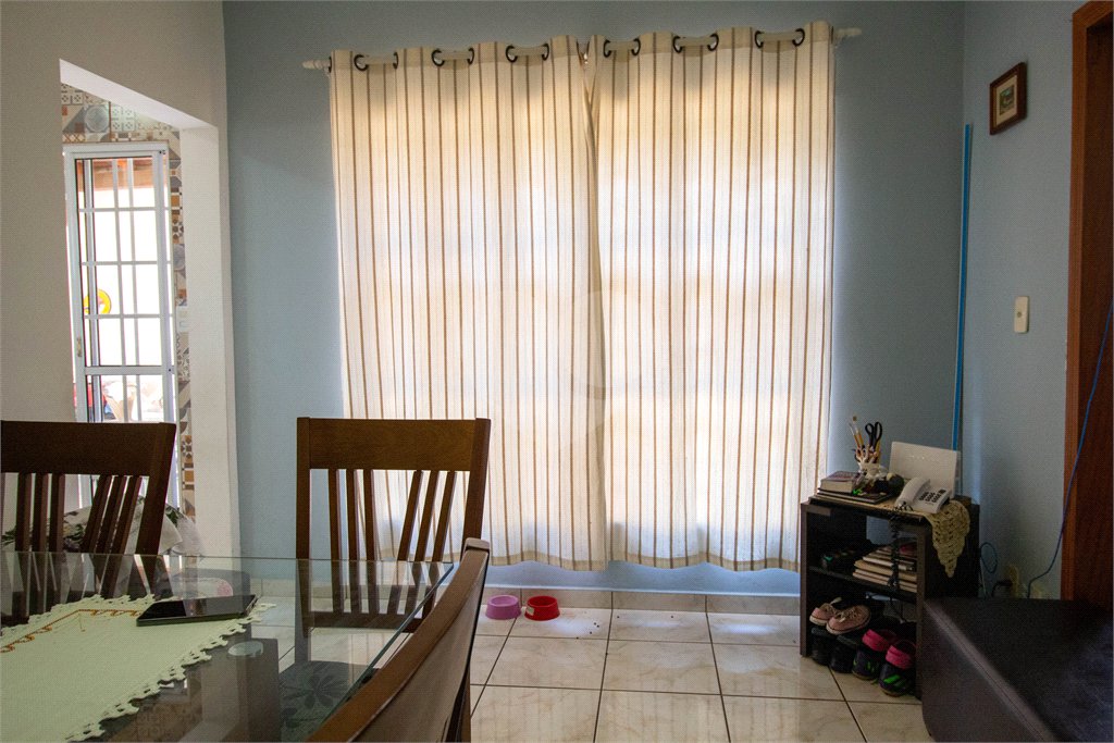 Sobrado à venda com 4 quartos, sendo 1 suíte,  em Vila Aguiar, São Roque, SP