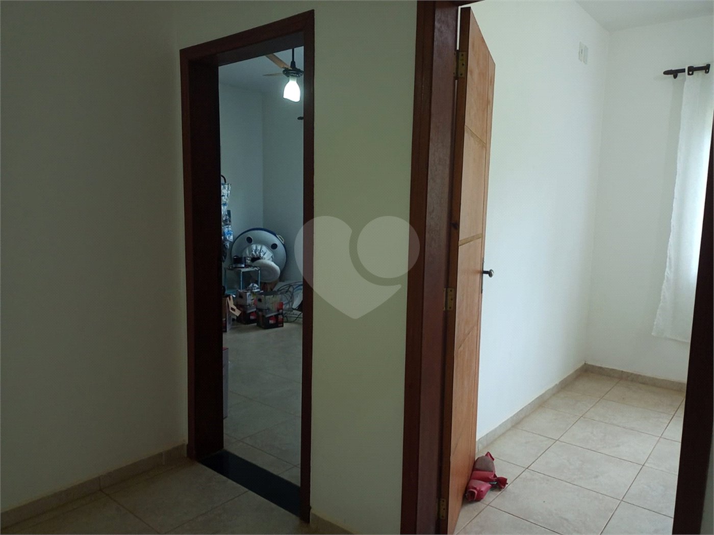 Casa à venda com 4 quartos, sendo 1 suíte,  no condomínio Village da Serra, Araçoiaba da Serra - SP