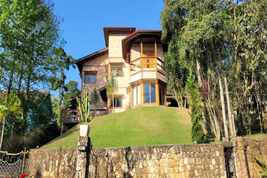 Casa à venda com 4 quartos, sendo 2 suítes, no condomínio Alpes da Cantareira, Mairiporã - SP