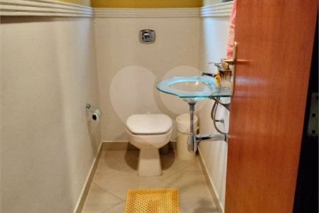 Sobrado à venda com 4 quartos, sendo 2 suítes, em Vila Petrópolis, Atibaia, SP