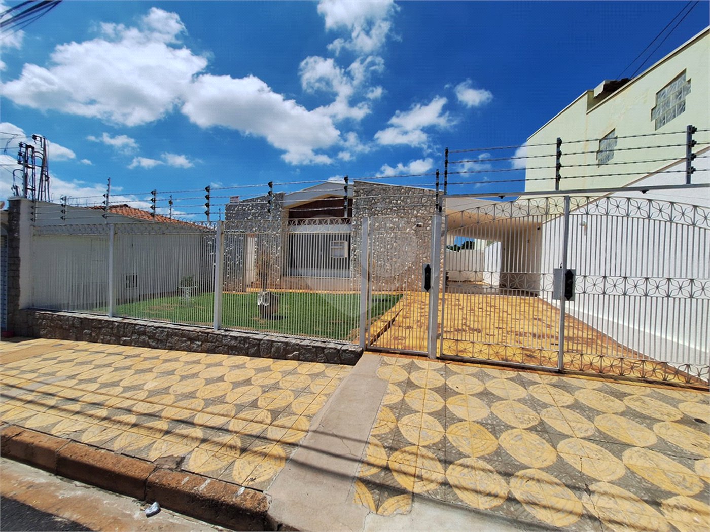 Casa à venda com 2 dormitórios á venda.