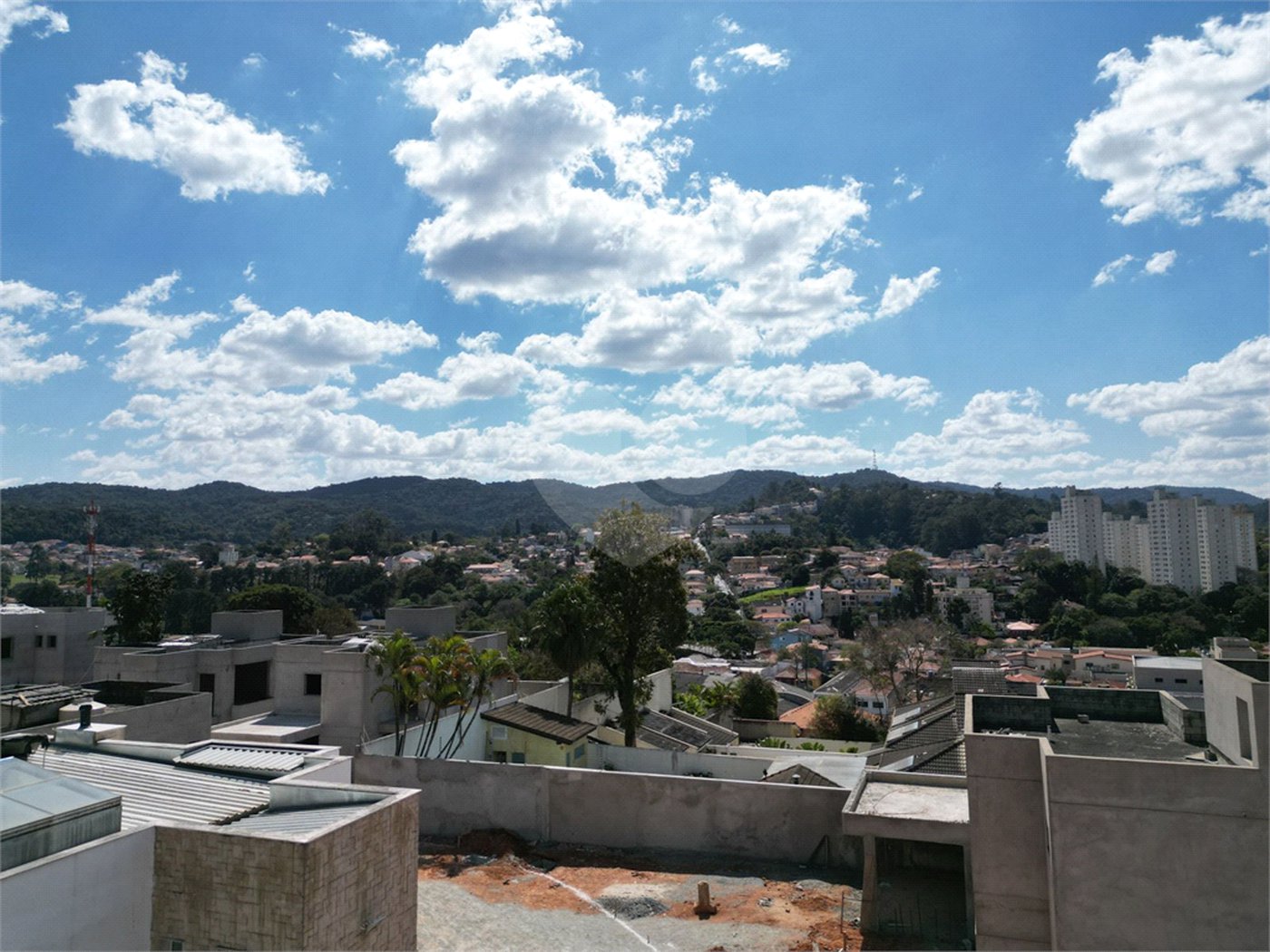 Casa à venda com 4 quartos, sendo 2 suítes, no condomínio Residencial Floresta, São Paulo - SP