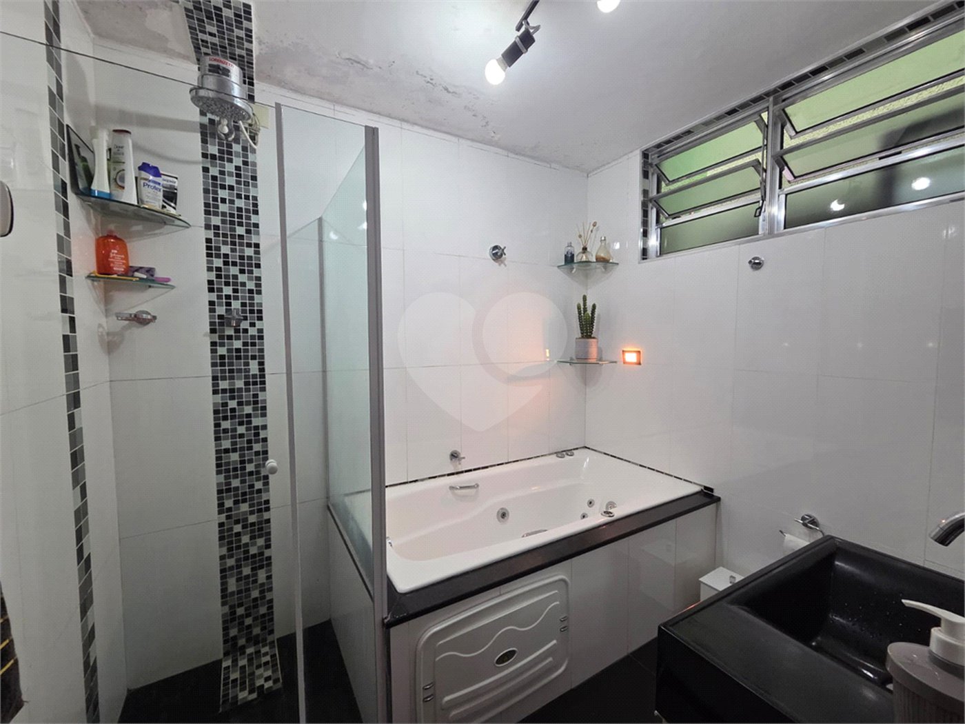 Casa à venda com 4 quartos, sendo 1 suíte, em Vila Paulo Silas, São Paulo, SP