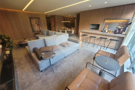 Apartamento na Mooca Vende de 4 dormitórios e 2 suítes ou com 3 suítes e sala ampliada, com área útil de 157,70 m², duas vagas de garagem.Condomínio Com lazer completo.Aceita e estuda Permuta.
