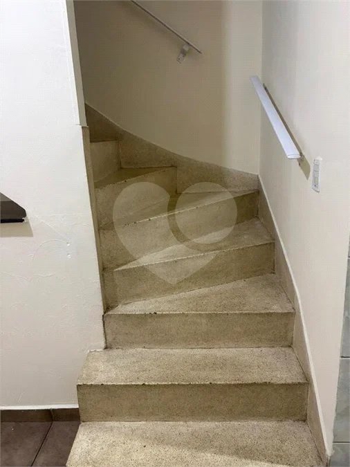 São Paulo - Capital - Bairro Santa Cruz - R4 495.000,00 - Aceita permuta por imóvel na cidade de Indaiatuba- Sp - Sobrado em rua residencial sem saída e com praça particular. O imóvel possui 2 quartos — 1 suíte com dois ambientes e acesso a hall externo. Sala ampla, cozinha com dois ambientes