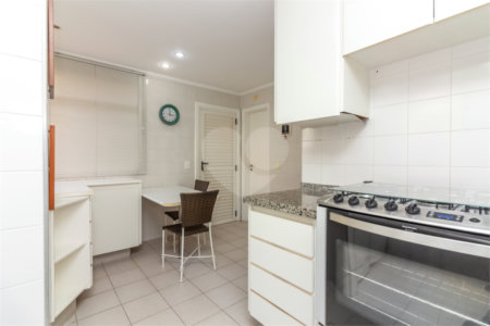 Casa à venda com 4 quartos, sendo 2 suítes, em Alto da Boa Vista, São Paulo, SP
