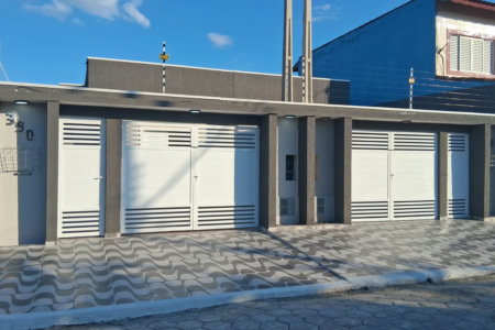 Casa à venda com piscina em Itanhaém