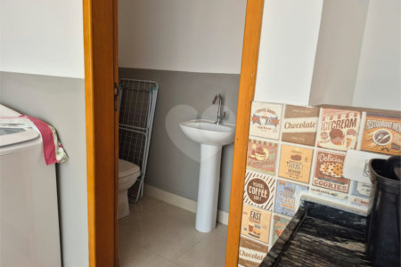 Casa à venda com 4 quartos, sendo 1 suíte, no condomínio Residencial Alto da Lapa II, São Paulo - SP