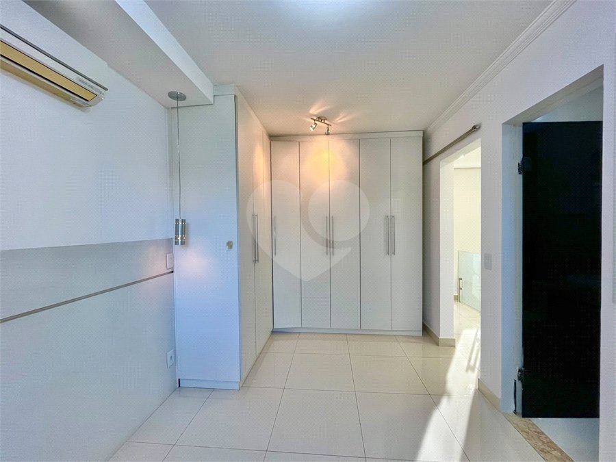 Casa à venda com 3 quartos, sendo 1 suíte, no condomínio Residencial Villa Flora, Votorantim - SP