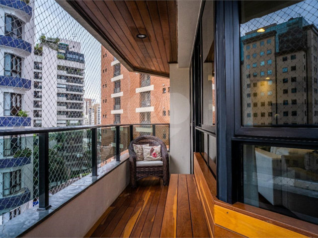 Apartamento à venda com 4 quartos, sendo 3 suítes,  em Moema, São Paulo, SP