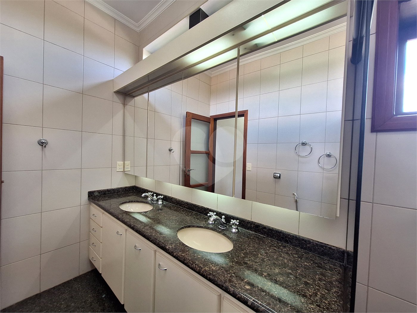 Casa à venda com 3 suítes no condomínio Chácaras do Lago, Vinhedo - SP