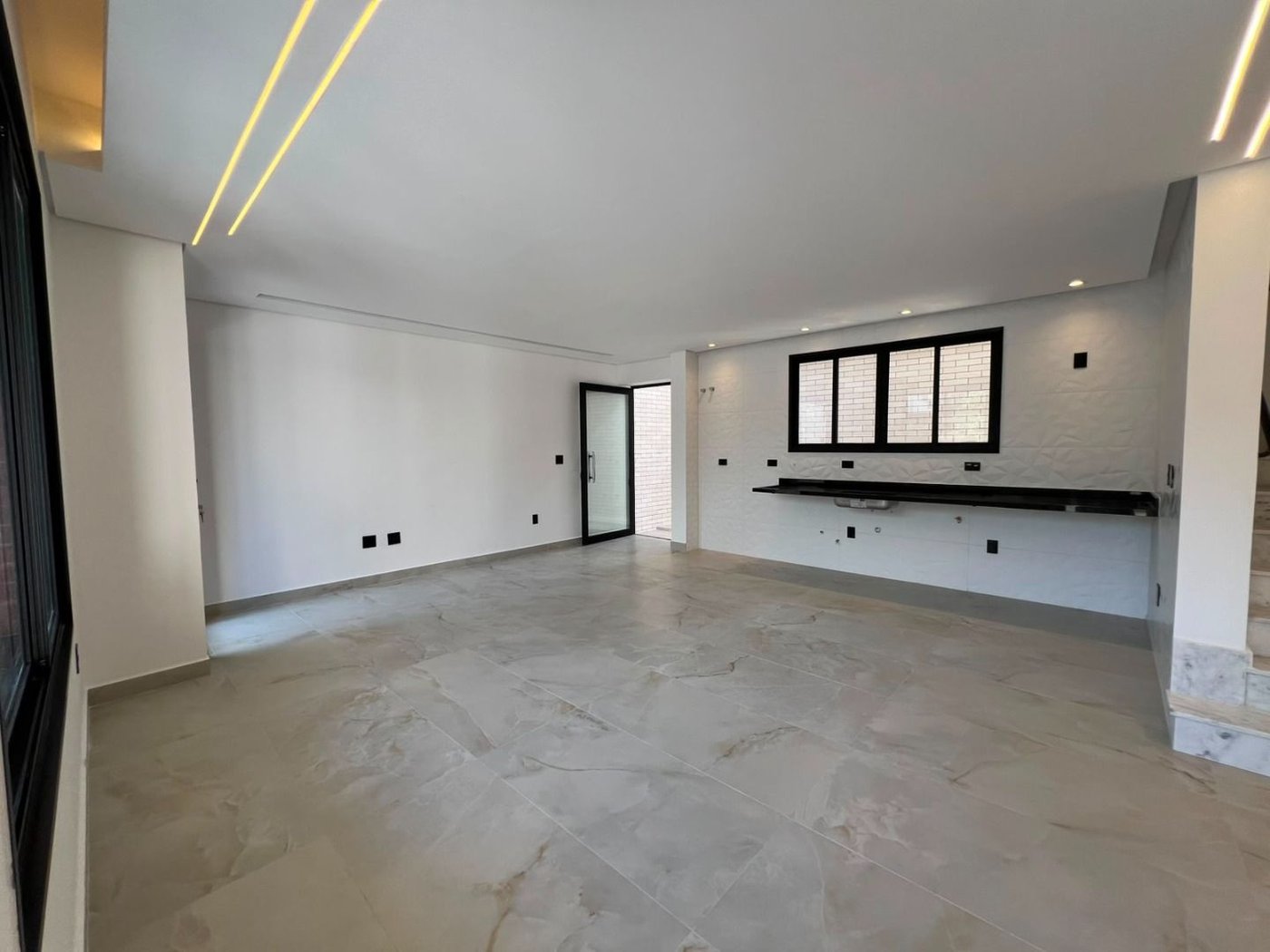 Sobrado com 4 dormitórios à venda, 234 m² por R$ 2.500.000,00 - Ponta da Praia - Santos/SP
