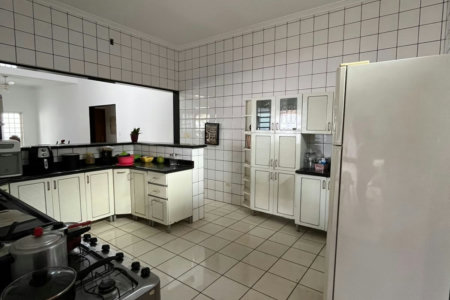 Casa à venda com 3 quartos, sendo 1 suíte,  em Jardim Primaveril, Três Lagoas, MS
