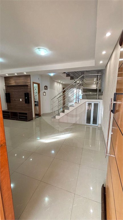 Casa à venda com 3 quartos, sendo 1 suíte, no condomínio Solar das Torres, Cuiabá - MT