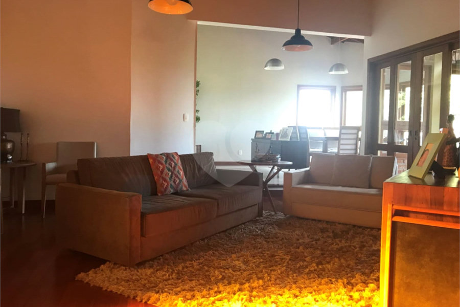 Casa à venda com 4 quartos, sendo 3 suítes, no condomínio Alpes da Cantareira, Mairiporã - SP