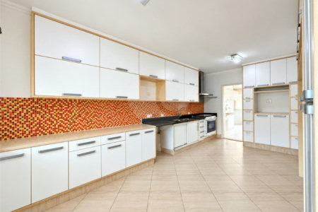 Casa à venda com 3 quartos, sendo 1 suíte, no condomínio Vila das Emboabas, São Paulo - SP