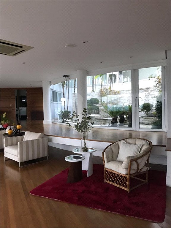 Casa à venda com 4 quartos, sendo 8 suítes, no condomínio Residencial Jd. Ibiratiba, São Paulo - SP
