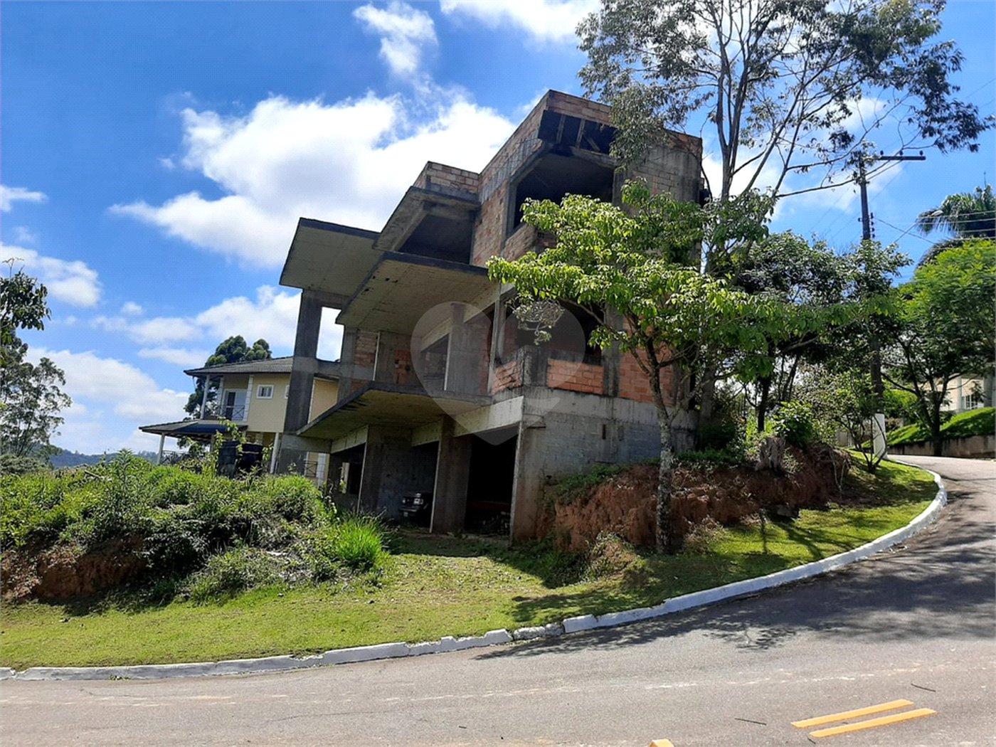 Sobrado à venda com 4 suítes em Roseira, Mairiporã, SP