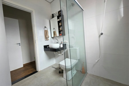 Casa à venda com 4 quartos, sendo 1 suíte,  no condomínio Jardim Shangri-lá, Atibaia - SP