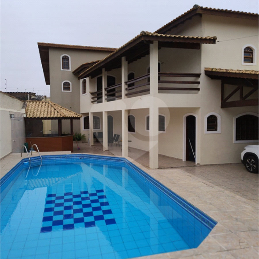 Sobrado à venda com 6 quartos, sendo 2 suítes, em Balneário Stella Maris, Peruíbe, SP
