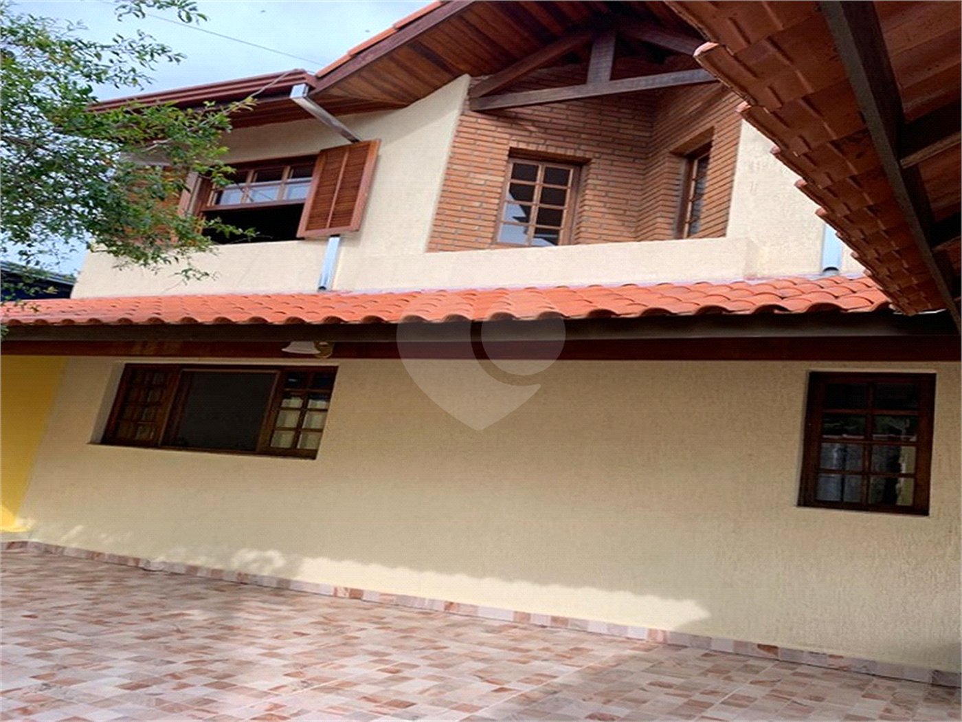 Sobrado à venda com 4 quartos, sendo 3 suítes,  no Centro, Jarinu, SP