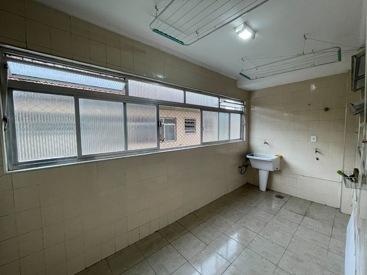 Apartamento 2 dormitórios + dependência, 1 vaga demarcada, no Campo Grande, Santos