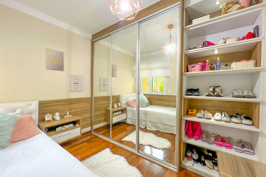 Casa à venda com 4 quartos, sendo 2 suítes,  no condomínio Floradas da Serra, São Paulo - SP