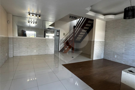 Casa à venda com 3 quartos, sendo 1 suíte, no condomínio Village da Posse, Rio de Janeiro - RJ