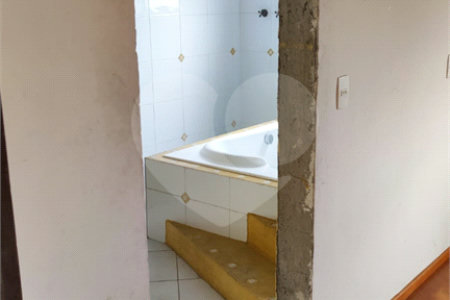 Sobrado à venda com 5 quartos, sendo 3 suítes, em Vila Campestre, São Paulo, SP