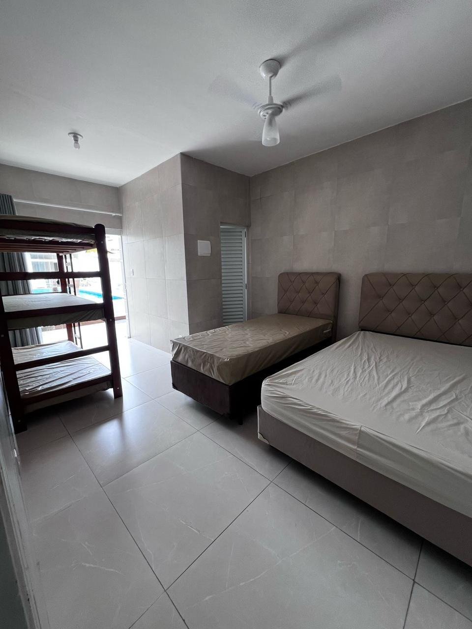 Casa à venda com 8 quartos, sendo 2 suítes, em Flórida, Praia Grande, SP