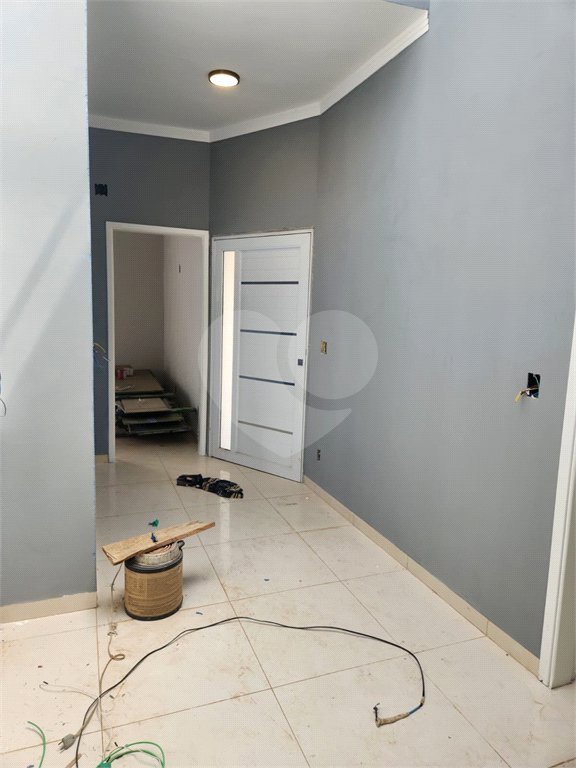 Casa à venda com 3 quartos, sendo 2 suítes, no condomínio Sollares, Araraquara - SP