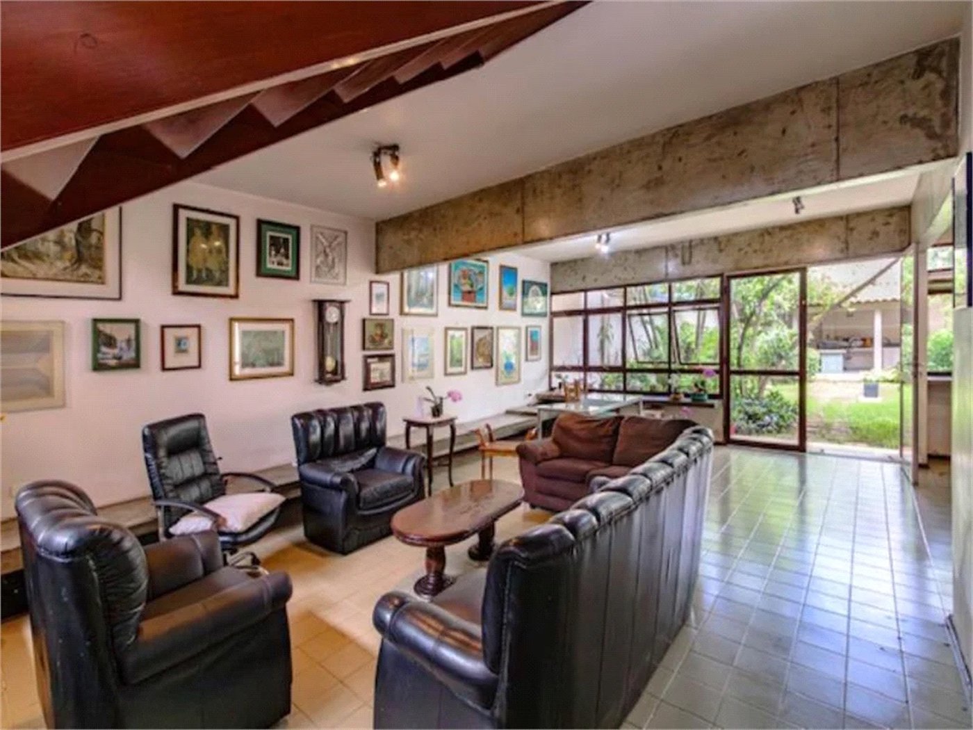 Casa para locação no Jardim da Saúde – São Paulo Imóvel amplo e elegante, com 360 m² de área construída em terreno de 400 m²