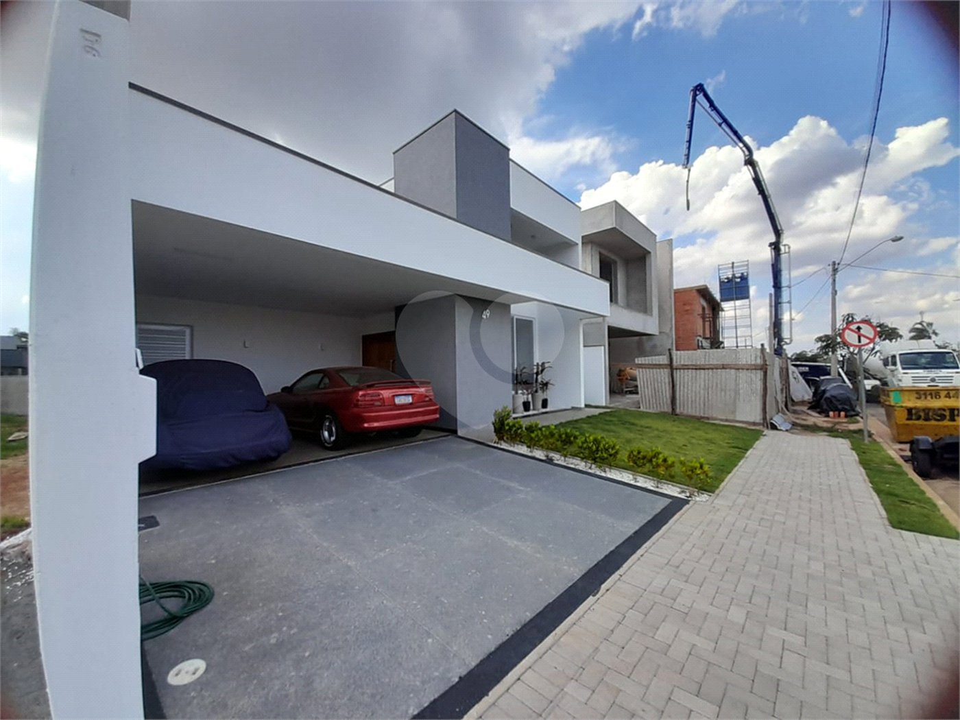 Belíssima Casa à Venda no Condomínio Damha IV