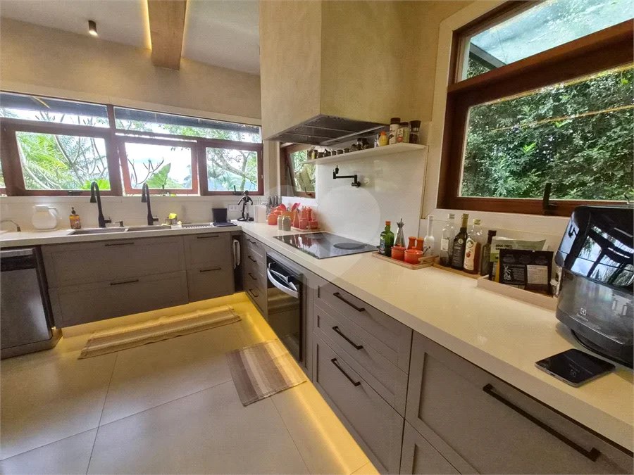 Casa em Condomínio de Alto Padrão no Suíça da Cantareira.