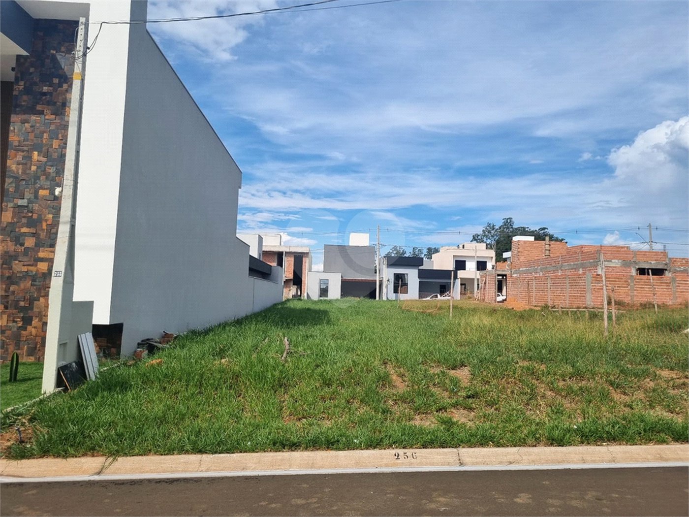 Terreno à Venda no Condomínio Villeneuve 10X24– Oportunidade Imperdível!