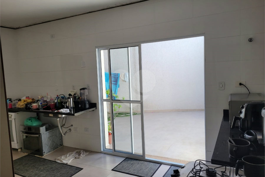 Sobrado com 14 metros de frente , na Região do Jardim Guapira , próximo ao Clube Guapira com 5 dormitórios, sendo 3 suíte com armários embutidos ,banheiro social, Sala para 2 ambientes, escritório com banheiro .cozinha ampla com armários, área de serviço ,dispensa, quintal com banheiro externo c