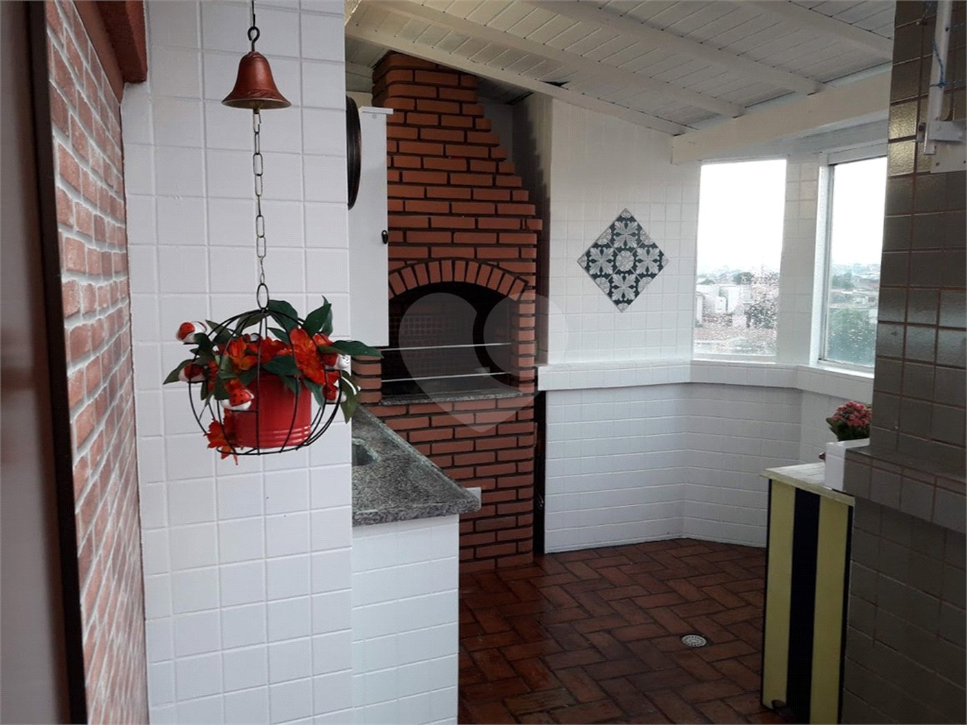 COBERTURA COM PISCINA E CHURRASQUEIRA NA CASA VERDE.