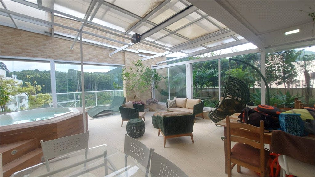 Apartamento à venda ou para alugar com 2 suítes em Itacorubi, Florianópolis, SC