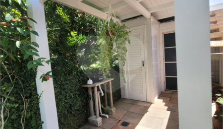 Casa à venda com 4 quartos, sendo 2 suítes,  no Centro, Santa Cruz Cabrália, BA