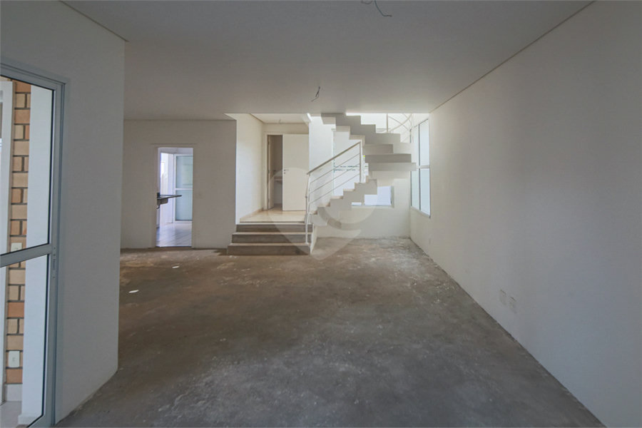 Casa à venda com 4 quartos, sendo 2 suítes, no condomínio Bristol Village, São Paulo - SP