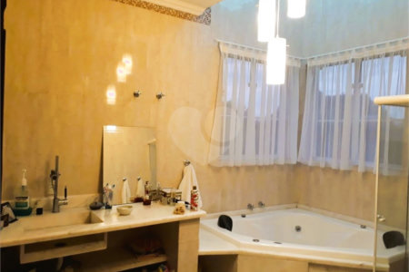 Sobrado à venda com 5 quartos, sendo 3 suítes, em Campos de Atibaia, Atibaia, SP