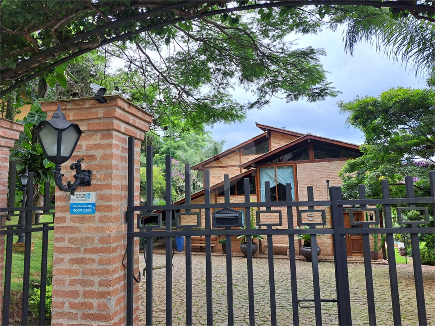 Casa à venda ou para alugar com 3 quartos, sendo 1 suíte,  no condomínio Parque Petrópolis 4 Secção, Mairiporã - SP