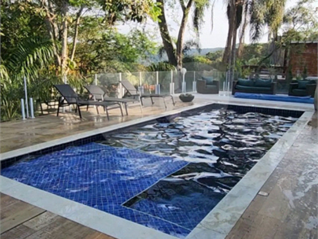 Casa à venda ou para alugar com 3 suítes no condomínio Suíça da Cantareira, Mairiporã - SP