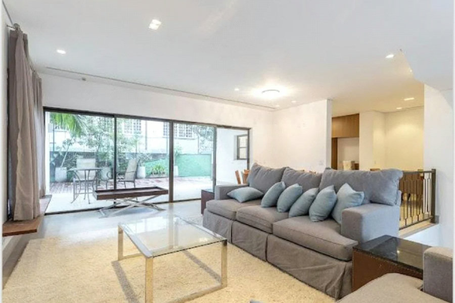 Casa à venda com 3 quartos, sendo 2 suítes, no condomínio Residencial Erika, São Paulo - SP