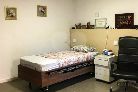 Casa à venda com 4 quartos, sendo 1 suíte,  em Vila Olímpia, São Paulo, SP